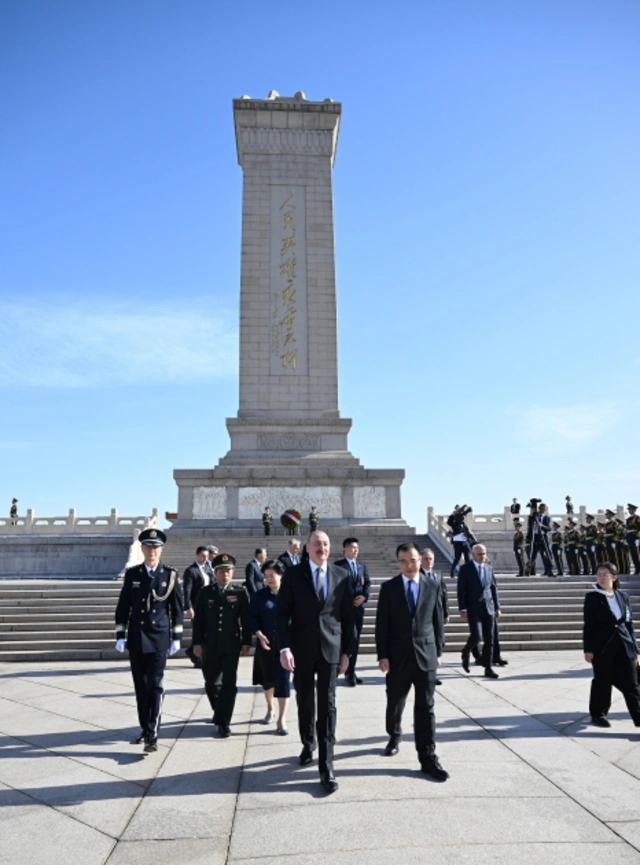 Prezident İlham Əliyev Pekində Xalq Qəhrəmanları Abidəsini ziyarət edib - FOTOLAR