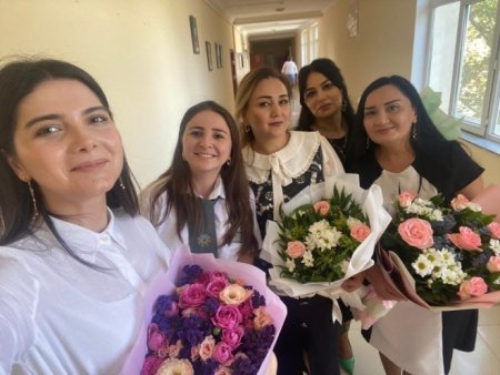 Yeni direktor məktəbi telefonla idarə edir