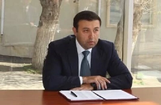 Gədəbəyin icra hakimiyyətinin vəzifəli şəxsi qazini döyüb? “Lexus”a minib qaçdı…..- Video