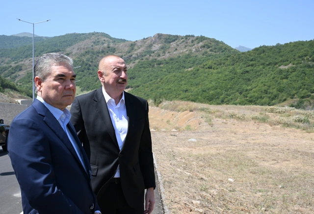 İlham Əliyev və Qurbanqulu Berdiməhəmmədov Daşaltı kəndinin fonunda şəkil çəkdiriblər