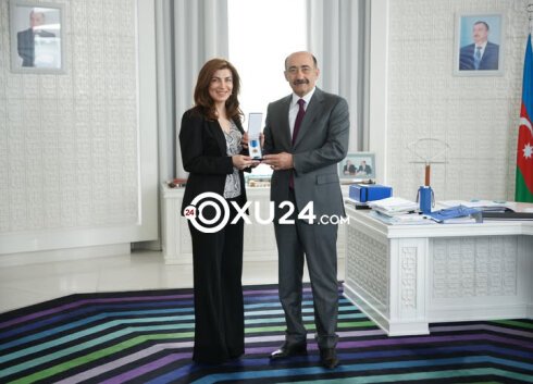 Generaldan medal alan,nazirlər yola salan,qurumla müğənniləri düşmən edən Mənzərxanım kimdir? -MARAQLI DOSYE