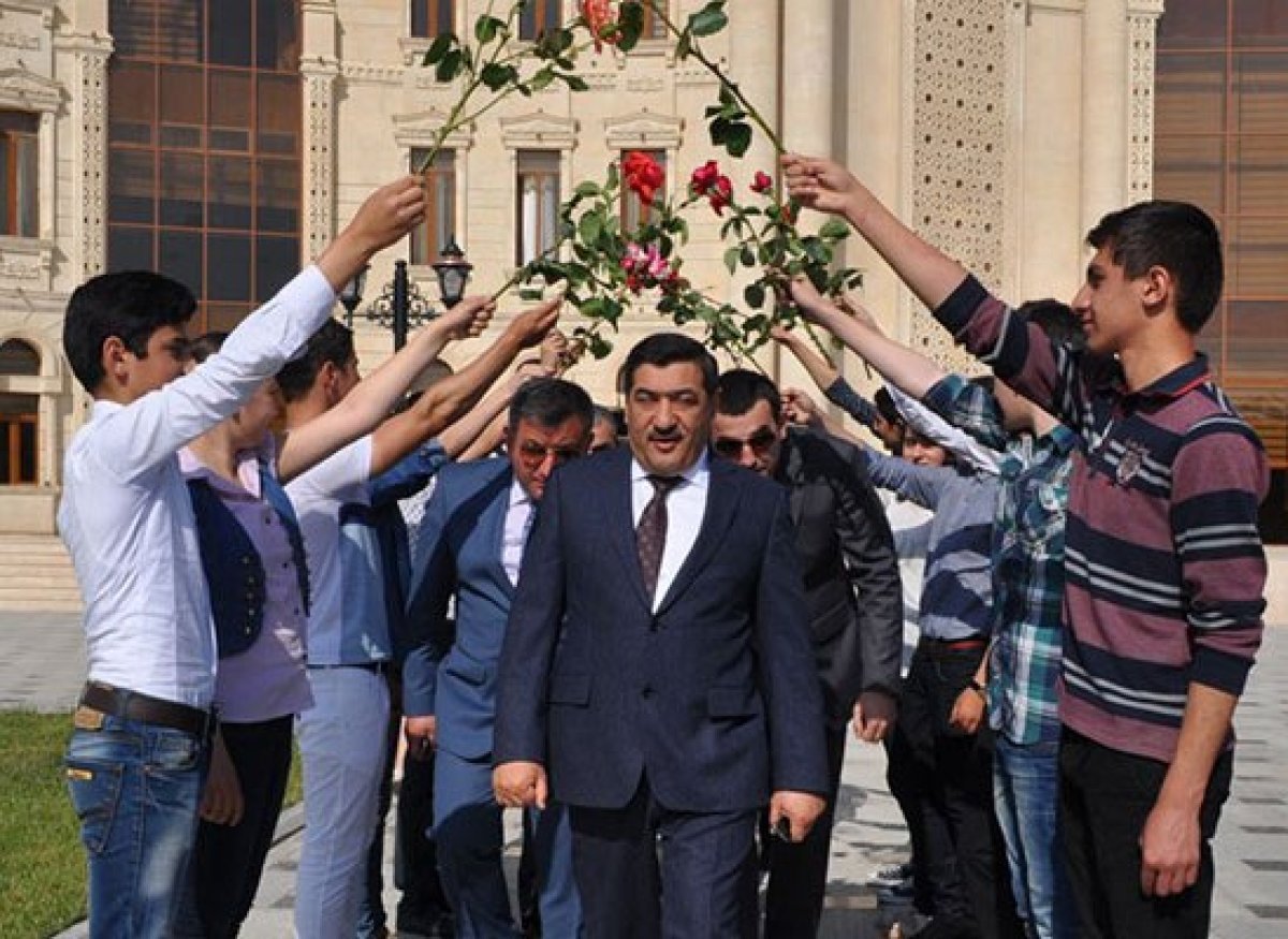 Salyanın keçmiş imperatorunun oğlu Rumıniyanı satın aldı -FOTOLAR