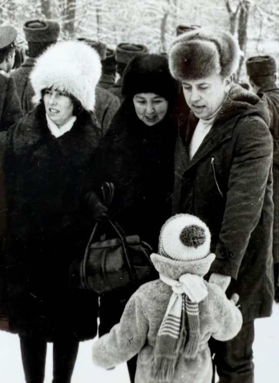Rusiyada çəkdirdiyi uşaqlıq fotosunu paylaşdı - FOTOLAR