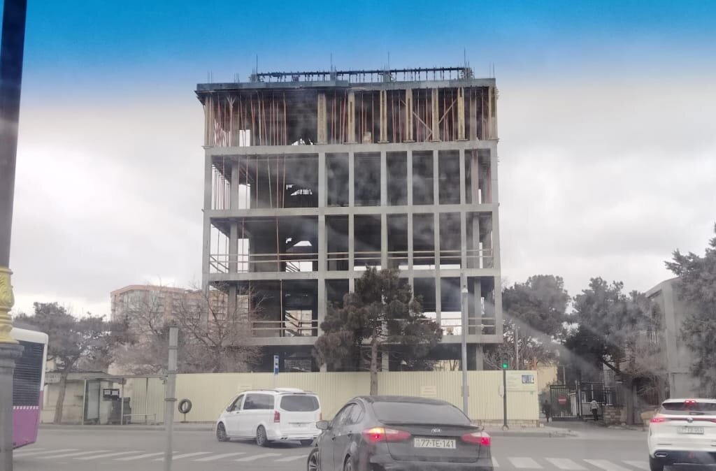 Xaraba qoyulan Yasamalın YİYƏSİ YOXDUR? - səkidə 5 mərtəbə BİNA TİKDİLƏR!