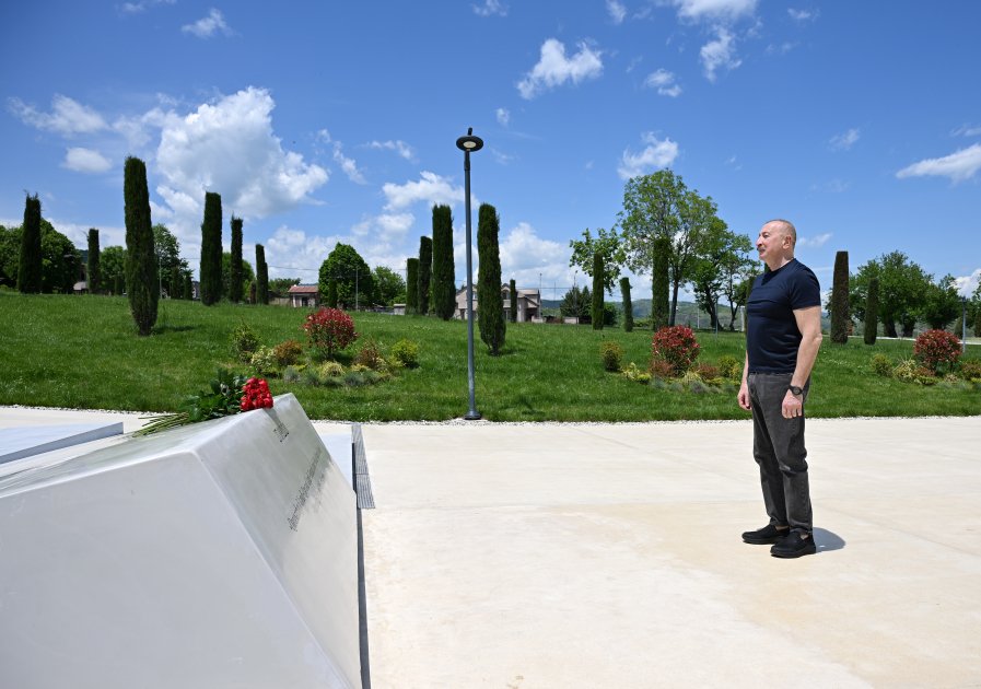 Prezident İlham Əliyev Xankəndi şəhərində Zəfər tağının önünə gül dəstələri düzüb