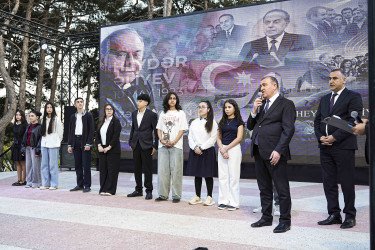 Xətai rayonunda Ümummilli lider Heydər Əliyevin anadan olmasının 103 illiyinə həsr olunmuş möhtəşəm konsert proqramı və atəşfəşanlıq təşkil olunub+VİDEO