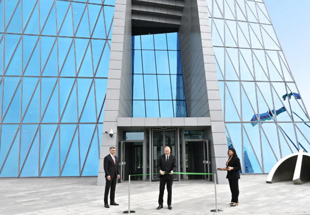 İlham Əliyev Mərkəzi Bankın yeni binasının açılışında iştirak edib