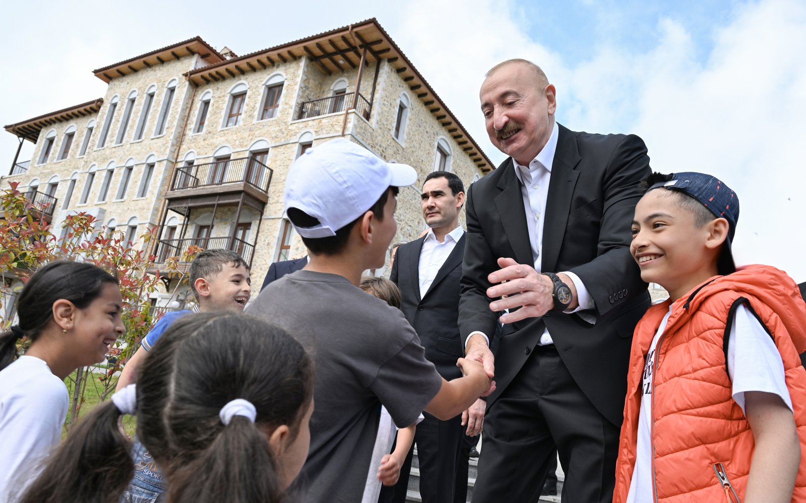 Prezidentlər Şuşa şəhərində inşa edilmiş birinci yaşayış kompleksində olublar
