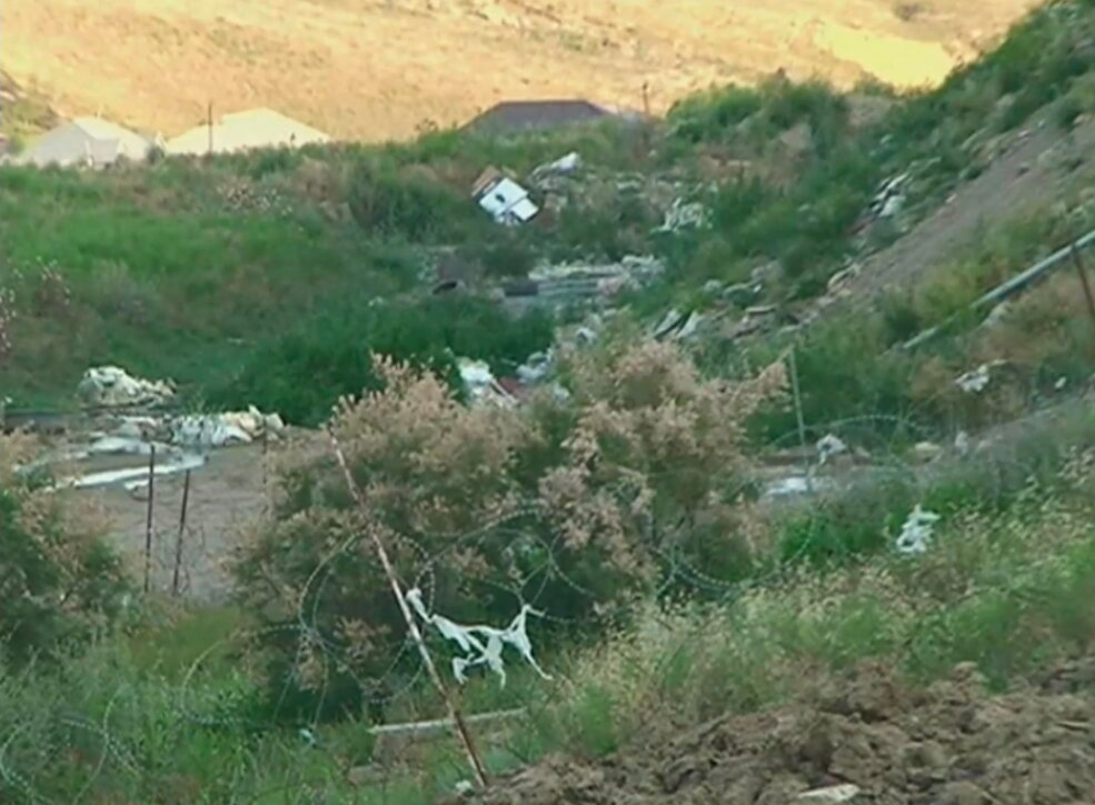 Qobu kəndində tikinti xaosu: Dağların başında tikilən evlər qədim kənd sakinlərini çirkab içində qoyub - VİDEO