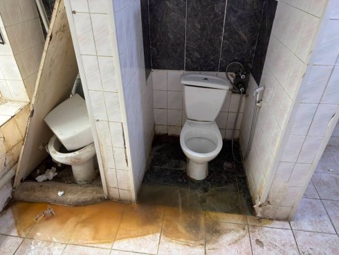 Bakıda Uşaq Kliniki Xəstəxanasının ayaqyolu rüsvayçı gündədir - "Bura səhiyyə ocağı, tibb mərkəzidir, yoxsa..." + FOTOLAR
