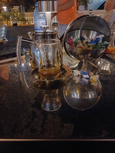 Bulvarda "Mirvari kafesində çay... 1 çaynik çay.. 2 dənə tikə qənd və 11 manat
