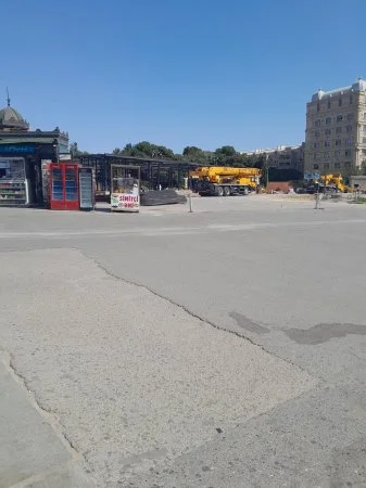 Şəhərin mərkəzində dayanacağı söküb sərnişinləri təhlükəyə atdılar - BU NƏDİ BELƏ?
