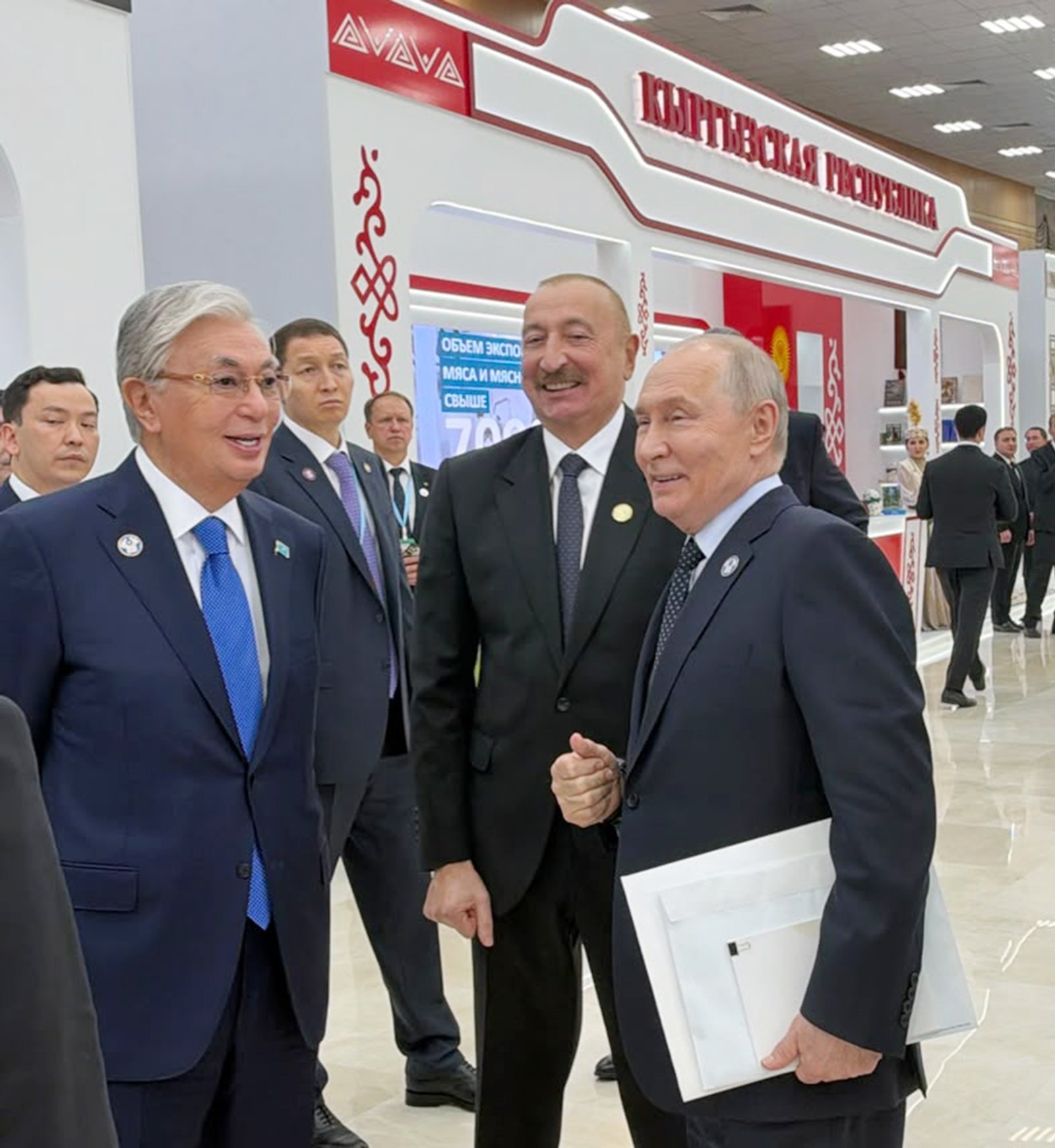 İlham Əliyev Türkmənbaşıda MDB-nin iştirakçı ölkələrinin milli stendləri ilə tanış oldu