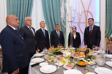 Xətai rayonunda Beynəlxalq Müəllimlər Günü münasibətilə “Zirvəyə Aparan İşıq” adlı tədbir keçirilib.